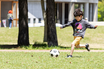 公園でサッカーをする子ども　children playing soccer in the park
