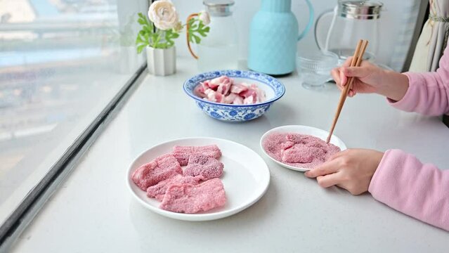 Hunan red flour steamed pork making process