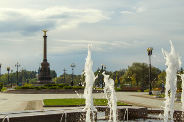 Fototapeta premium View of the alley of fountains and the monument in Yaroslavl Russia