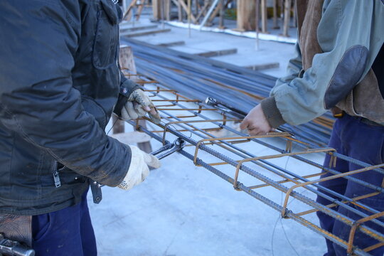 Manos de obreros trabajando