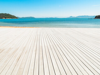 海が見えるウッドデッキ　旅行　夏のリゾート