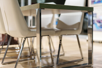 デザインされた椅子とテーブル