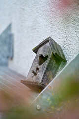 Kleines Vogelhäuschen aus Holz mit Herz oder Herzförmiger Öffnung als Tür
