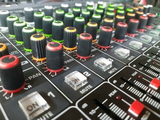 audio mixing console