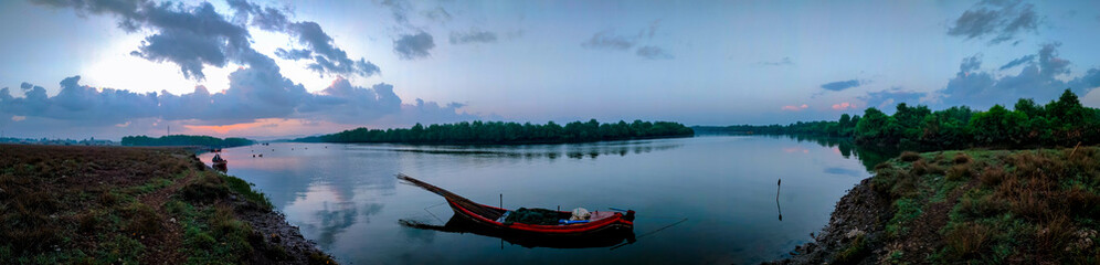 Obraz premium panoramic picture of the river in the early morning 