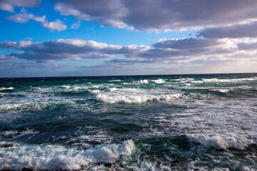 奄美、サンゴ礁に打ち寄せる波