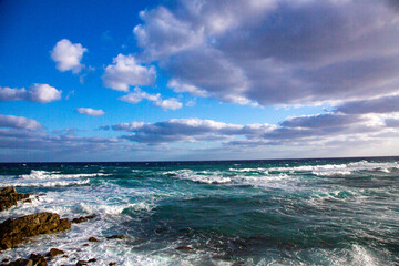 奄美、サンゴ礁に打ち寄せる波