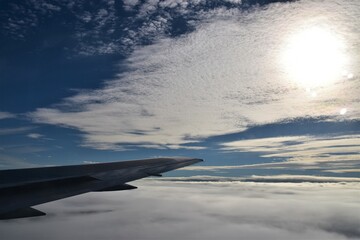 [空撮] 飛行機から眺める景色：尾翼、空、太陽、高積雲