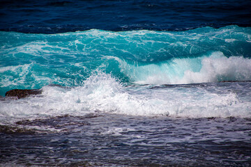 奄美、サンゴ礁に打ち寄せる波