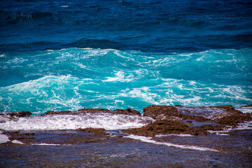 奄美、サンゴ礁に打ち寄せる波