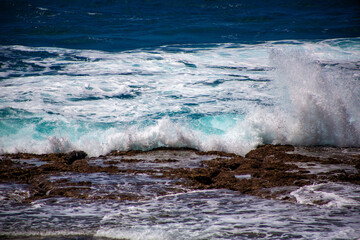 奄美、サンゴ礁に打ち寄せる波