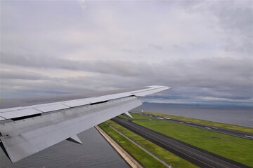 飛行機の窓から眺める、離陸の瞬間の景色