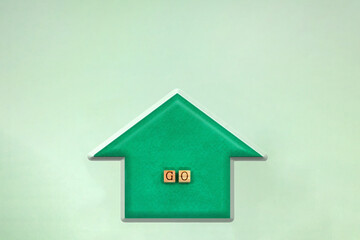 GOの英語ブロックが家の中にある緑のシンボルが下部にある背景
