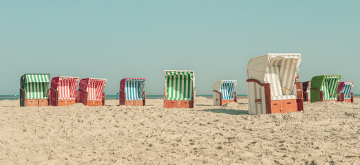 Strandkörbe an der deutschen Nordsee oder Ostsee