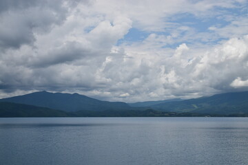 日本のコバルトブルーの湖、雲、山脈