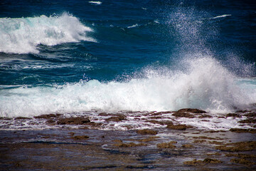 Fototapeta premium 奄美, サンゴ礁に打ち寄せる波、