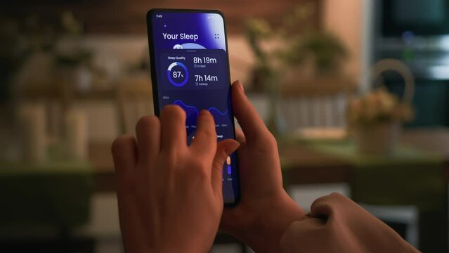 Monitoring sleep tracking information on a smartphone app Using the diagnosis app, analyze deep, light, and REM sleep data to determine its quality and quantity.