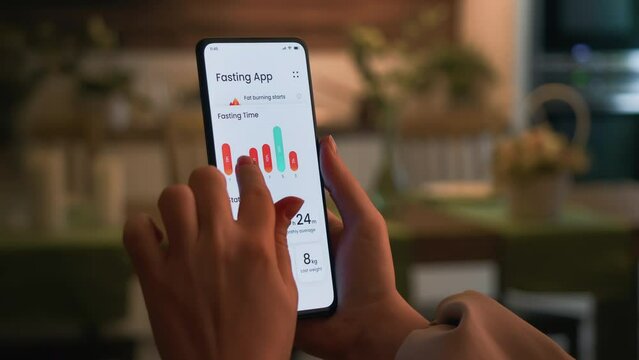 Tracking intermittent fasting time using a special smartphone app. Following a time-restricted diet with the help of a mobile application.