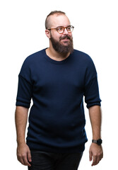 Obraz premium Young caucasian hipster man wearing sunglasses over isolated background smiling looking side and staring away thinking.