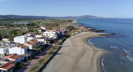 Torre la Sal, Cabanes. Vista a&eacute;rea del poblado mar&iacute;timo en riesgo de derribo por incumplimiento de las leyes de costas.