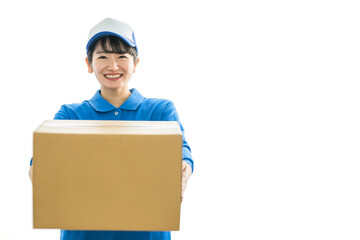 段ボールを持つ引越し業者・配達員の女性（引越し・配達・軽貨物ドライバー・宅配・配達員・宅急便）
