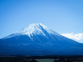 朝霧高原と冠雪の富士山、秋の冠雪の富士山