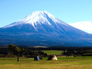 朝霧高原と冠雪の富士山、冠雪の富士山とキャンプ場