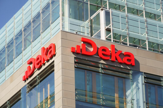Die DekaBank Deutsche Girozentrale ist ein deutsches Kreditinstitut und Wertpapierhaus der deutschen Sparkassen-Finanzgruppe.