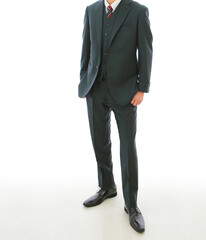 スーツを着たスレンダーな男性