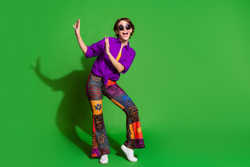 Photo portrait of young positive lady with bob hair wearing stylish sunglass dancing like cat pose...