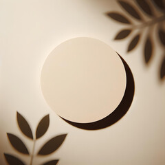 sfondo bianco beige con spazio circolare centrale e ombre di piante in luce naturale estetica minimale fotografica pulita raffinata