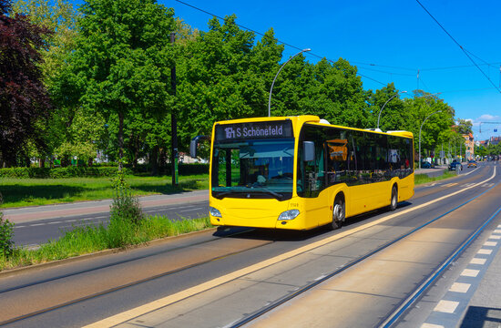 Berlin K&ouml;penick Bus-Linie 164 Bahnhofstr / Lindenstr fahrend zum Flughafen Sch&ouml;nefeld moderner neuer Elektro Bus im Berliner Linienverkehr Airport Busverbindung Berliner Busverbindung citaro ecitaro 