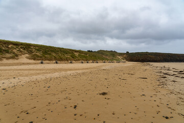 Tétraèdres sur plage de Lostmarc'h, témoins de la Seconde Guerre mondiale, ajoutent histoire à la beauté bretonne. 