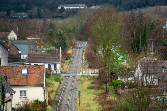 Binari ferroviari che attraversano un paesino di campagna in Francia