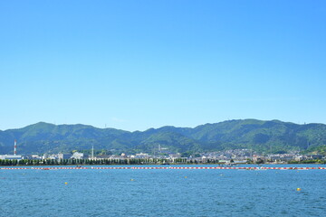 春の琵琶湖と新緑の山並みの風景