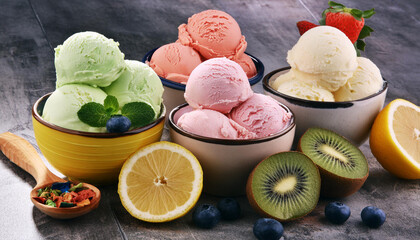 Boules de glace / sorbet aux fruits de différentes saveurs servies dans une coupelle, avec des fruits frais. 