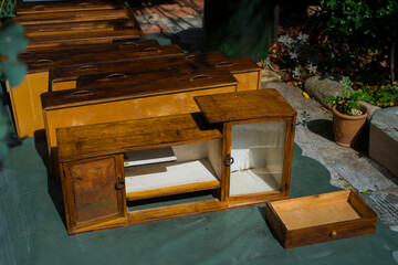 古い家具にニスを塗る