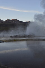 Geyser ao amanhecer