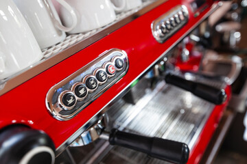 Tasten einer Espressomaschine im Café