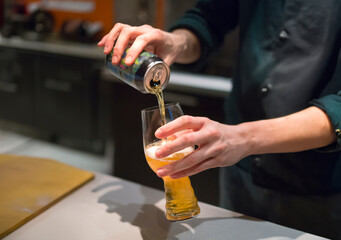 缶ビールをグラスに注ぐ