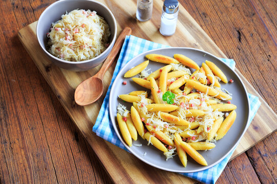 Schupfnudeln mit Sauerkraut und Speckw&uuml;rfeln