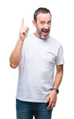 Naklejka premium Middle age hoary senior man wearing white t-shirt over isolated background pointing finger up with successful idea. Exited and happy. Number one.