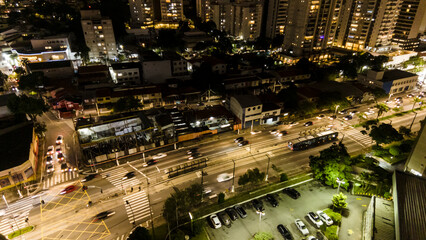 Obraz premium view from above of vehicle traffic and the bus lane of an avenue in the south zone of the city of Sao Paulo in the late afternoon
