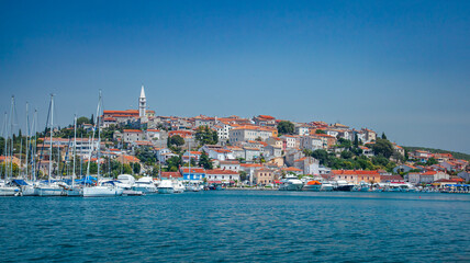 Obraz premium Picturesque coastal Croatia, Rovinj town viewed from water, featuring traditional architecture