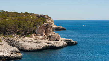Fototapeta premium Felsen links vom Meer 2