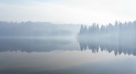 Fototapeta premium Smokey reflections on lake in Kings Canyon National Park