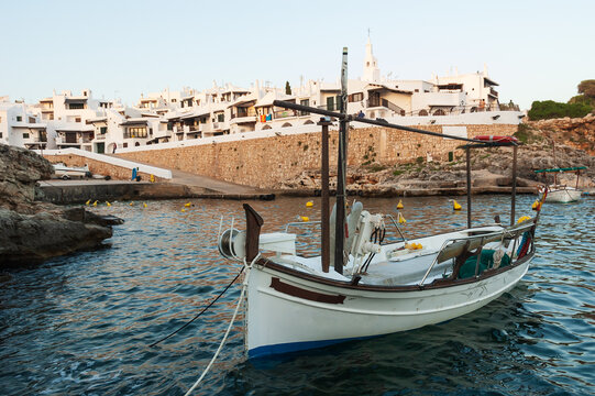 Bah&iacute;a con barco de pesca y pueblo de Binibeca o Binibiquer Vell en Menorca, islas baleares, Espa&ntilde;a.