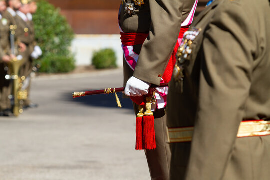 General del ejercito de tierra espa&ntilde;ol con vara de mando, faja y condecoraciones.