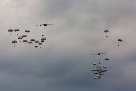 Salto paracaidista desde aviones de soldados de EEUU durante unas maniobras militares.