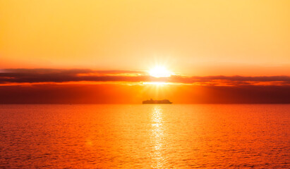 Kreuzfahrtschiff am Horizont in Norwegen bei Mitternachtssonne
